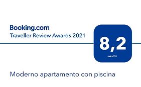 Moderno apartamento con piscina